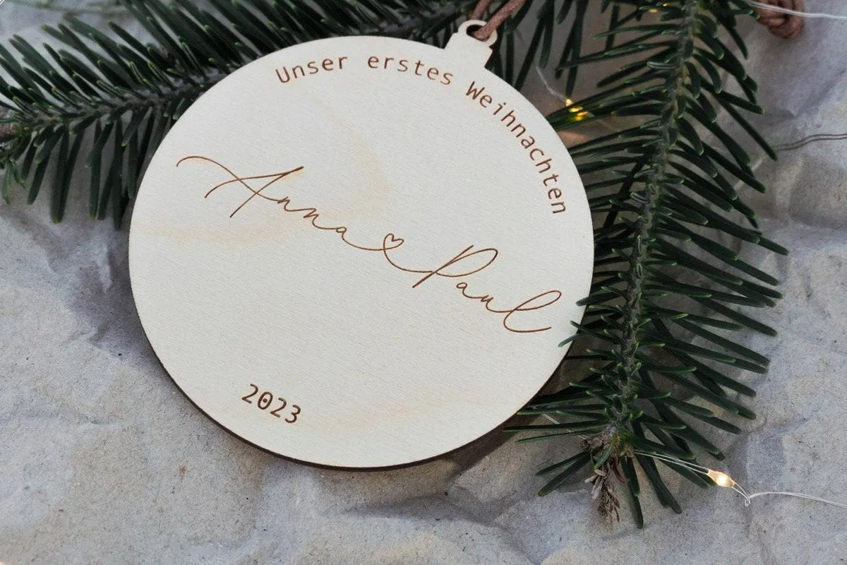 Personalisierte Holz-Weihnachtskugel für Paare – Namen & Datum, Unser erstes Weihnachten 2026 | Elefanten Holz