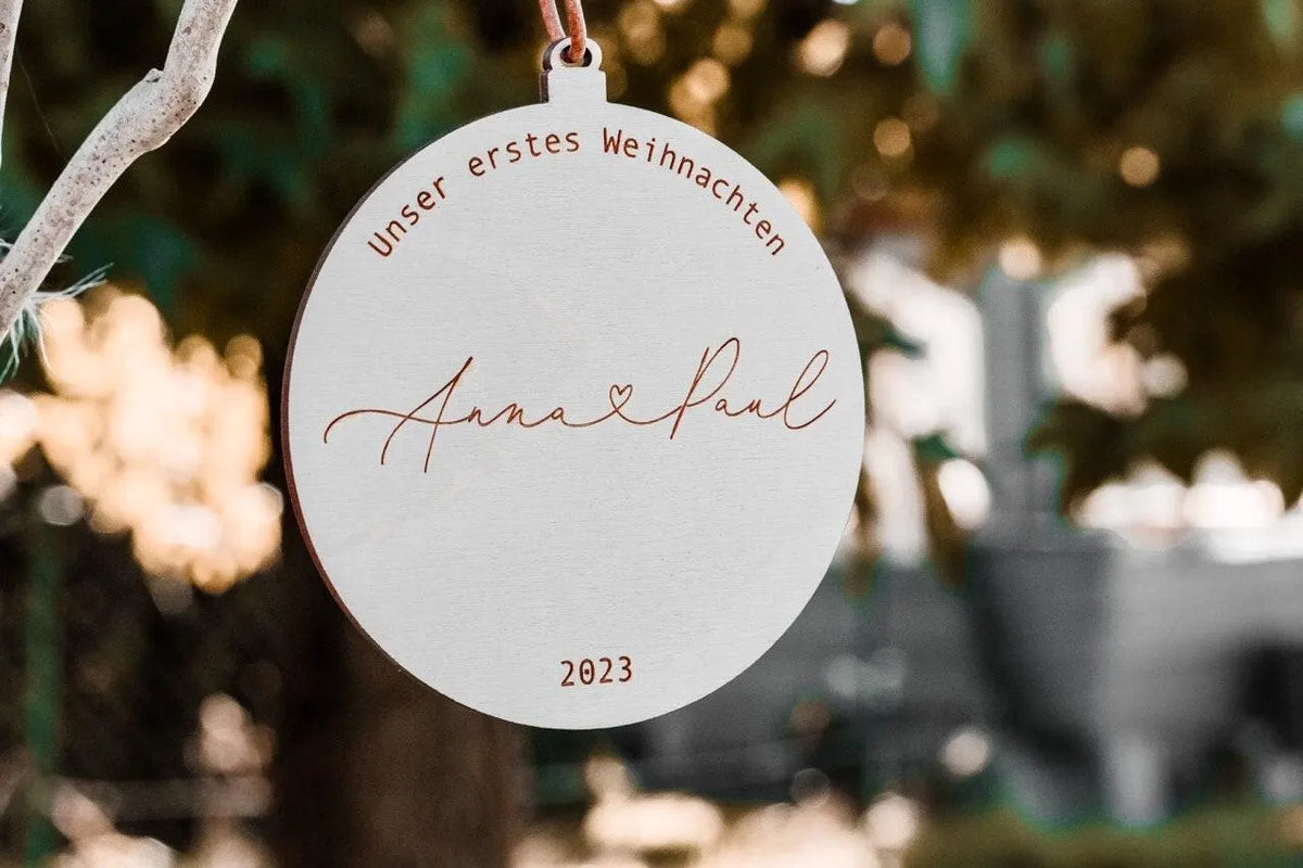 Personalisierte Holz-Weihnachtskugel für Paare – Namen & Datum, Unser erstes Weihnachten 2026 | Elefanten Holz