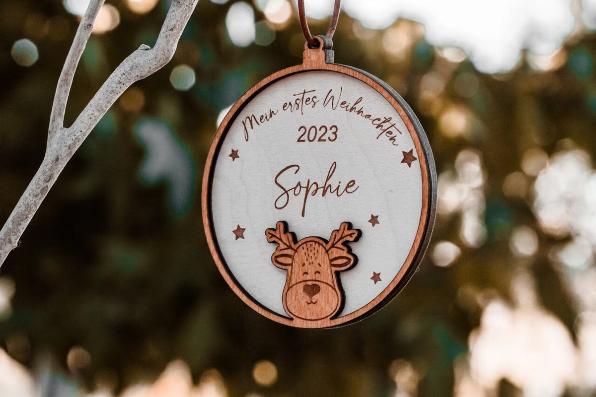 Personalisierte Weihnachtskugel mit Name & Datum – Mein erstes Weihnachten – Bambi oder Elch – Christbaumschmuck