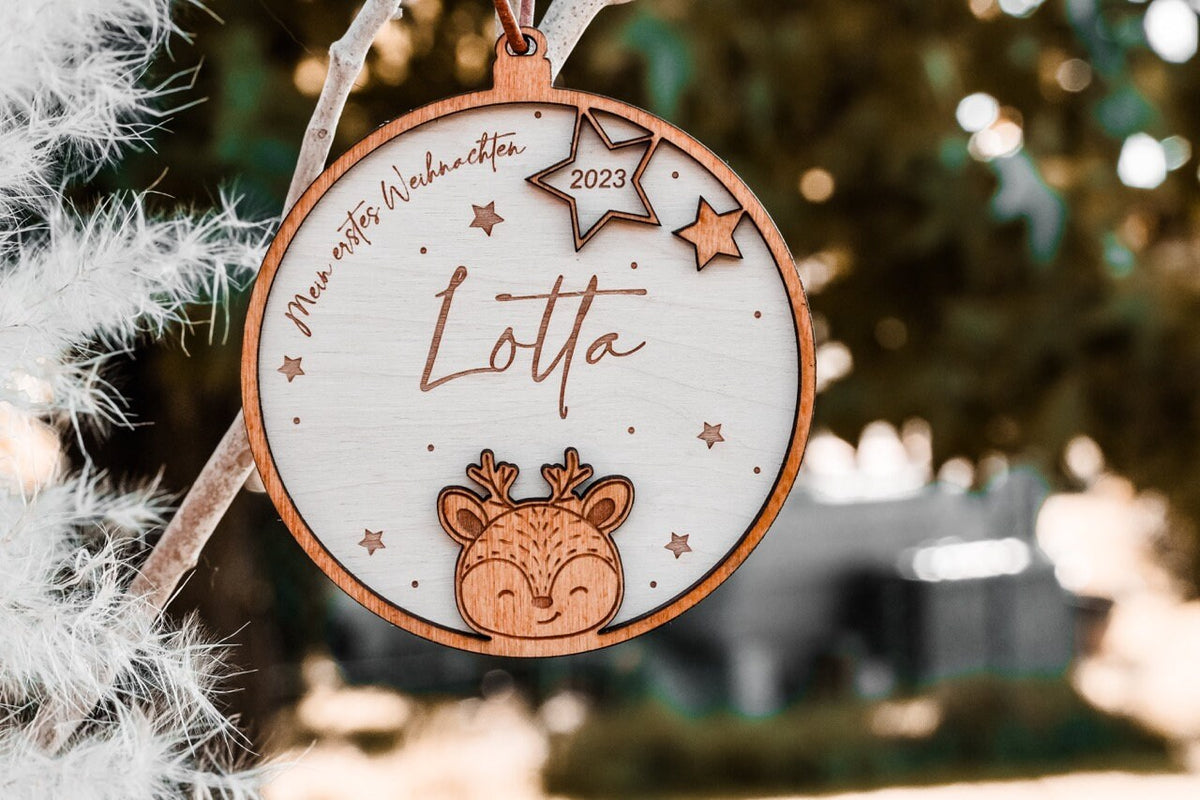 Personalisierte Weihnachtskugel mit Name & Datum – Mein erstes Weihnachten – Bambi oder Elch – Christbaumschmuck