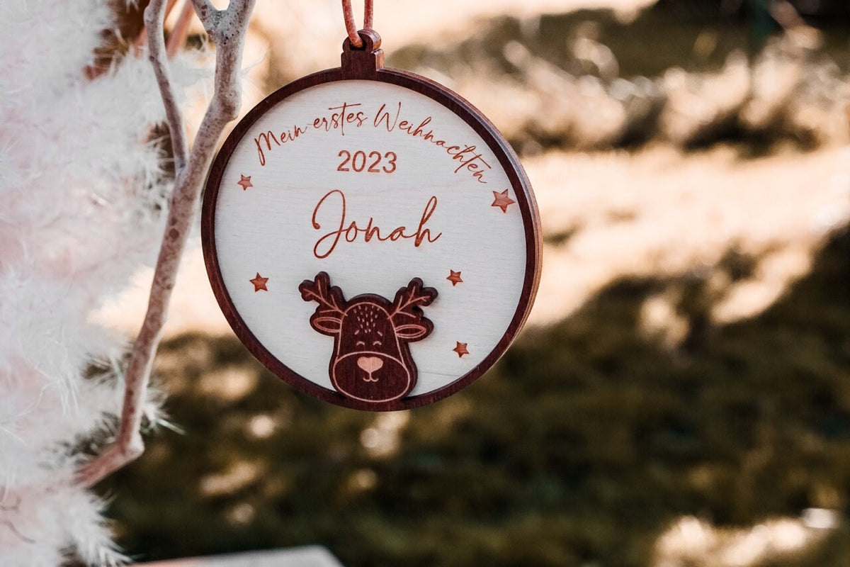 Personalisierte Weihnachtskugel mit Name & Datum – Mein erstes Weihnachten – Bambi oder Elch – Christbaumschmuck