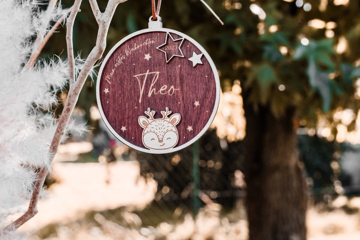 Personalisierte Weihnachtskugel mit Name & Datum – Mein erstes Weihnachten – Bambi oder Elch – Christbaumschmuck