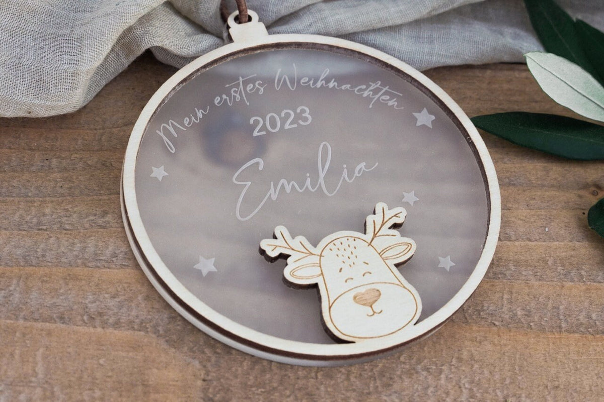 Personalisierte Weihnachtskugel Baby & Familie „Mein erstes Weihnachten“ mit Name & Datum – Milchglasacryl 10 cm –