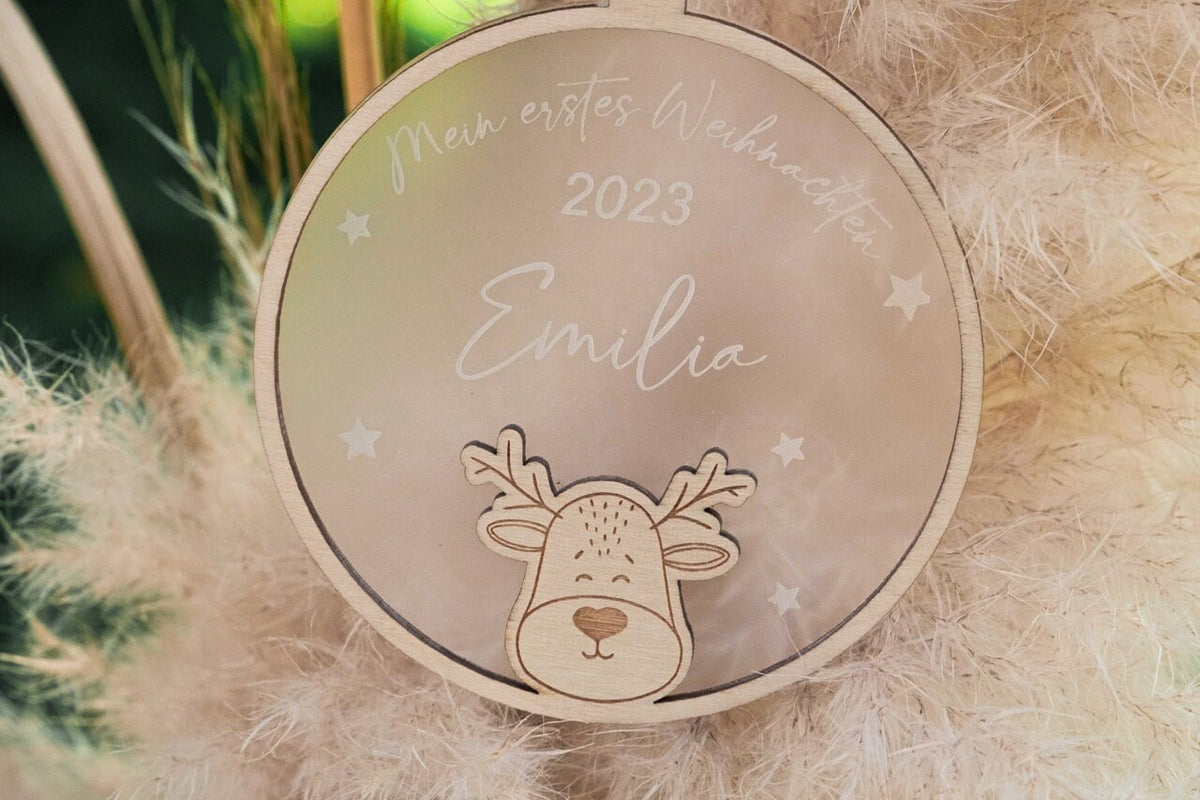 Personalisierte Weihnachtskugel Baby & Familie „Mein erstes Weihnachten“ mit Name & Datum – Milchglasacryl 10 cm –