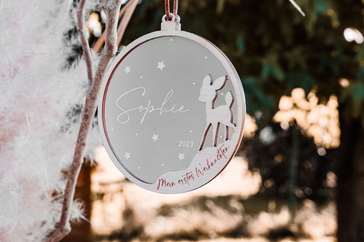 Personalisierte Weihnachtskugel Baby & Familie „Mein erstes Weihnachten“ mit Name & Datum – Milchglasacryl 10 cm –