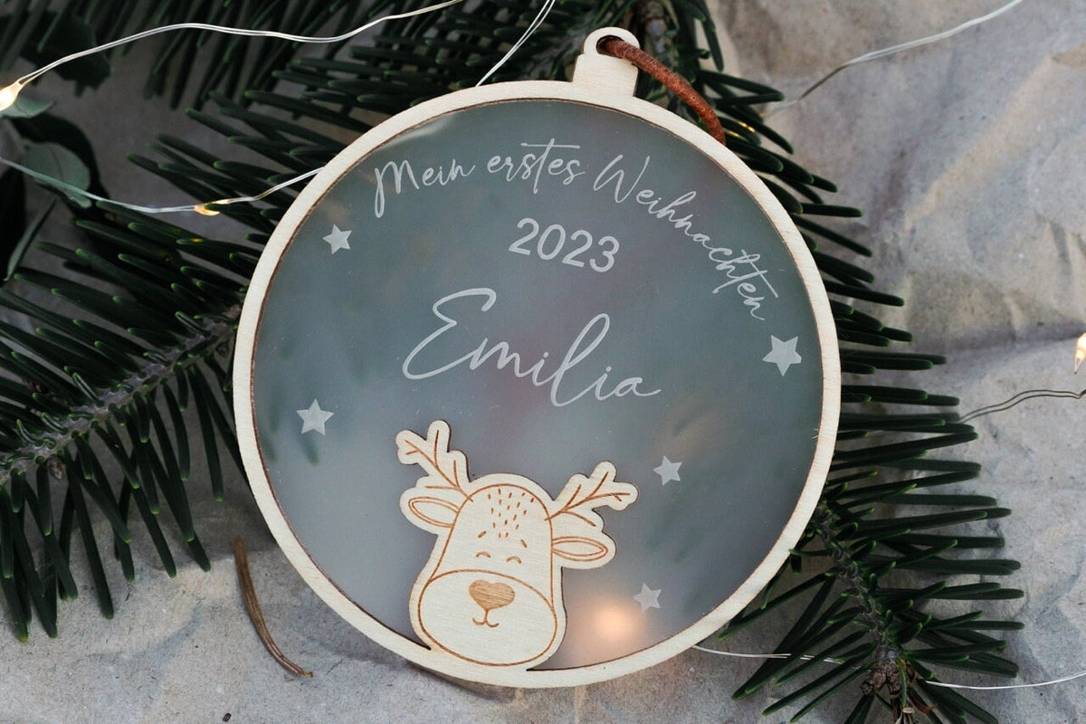 Personalisierte Weihnachtskugel Baby & Familie „Mein erstes Weihnachten“ mit Name & Datum – Milchglasacryl 10 cm –