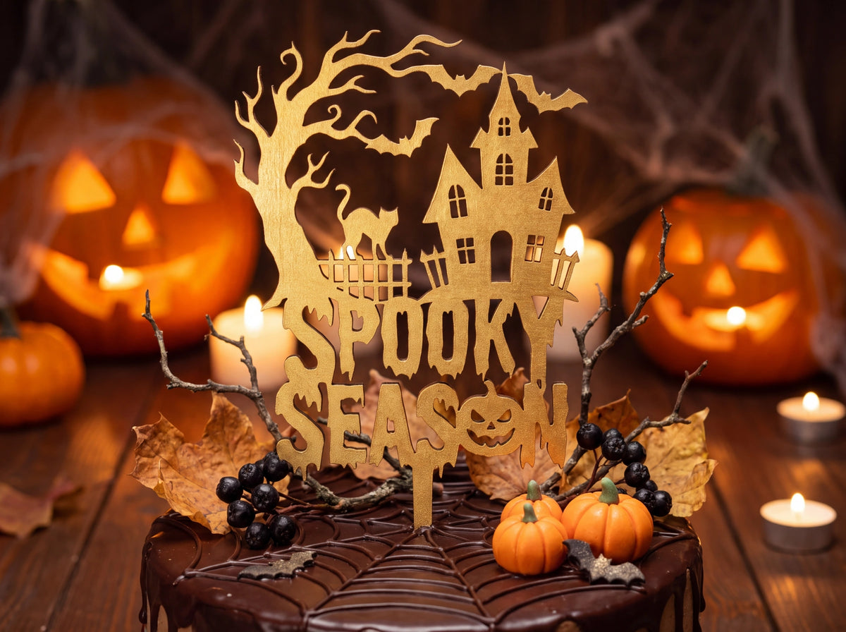 Halloween Cake Topper Spooky Season aus Holz – Tortenstecker mit Spukhaus, Fledermäusen & Kürbis