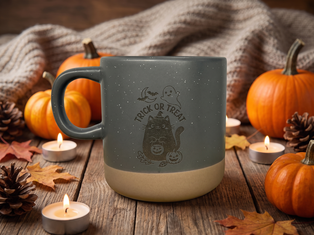 Halloween Keramik Tasse | „Trick or Treat“ mit Katze & Kürbis | Weiß & Grau