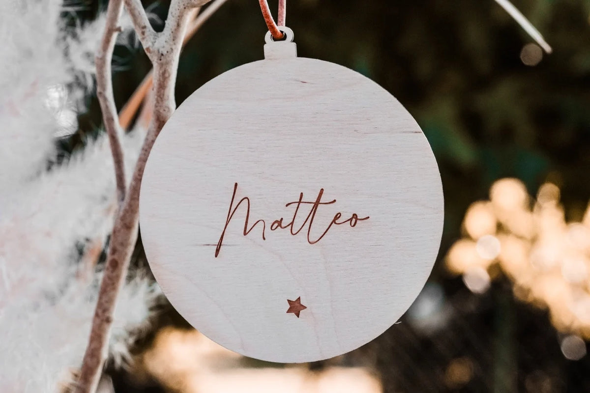 Personalisierte Weihnachtskugel mit Name & Herz – Christbaumschmuck mit Lederbändchen
