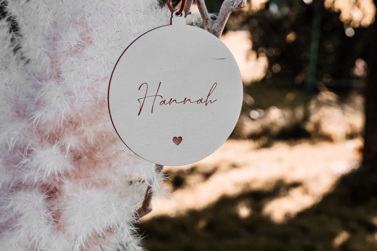 Personalisierte Weihnachtskugel mit Name & Herz – Christbaumschmuck mit Lederbändchen