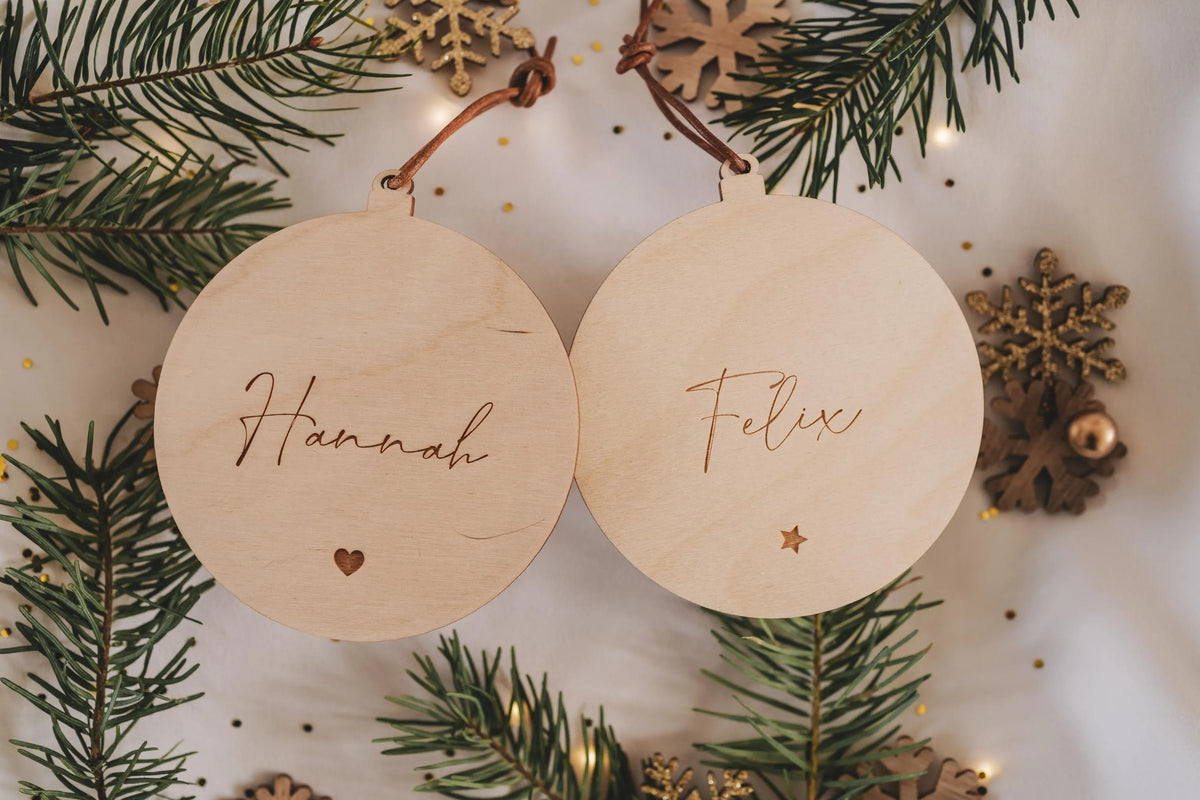 Personalisierte Weihnachtskugel mit Name & Herz – Christbaumschmuck mit Lederbändchen