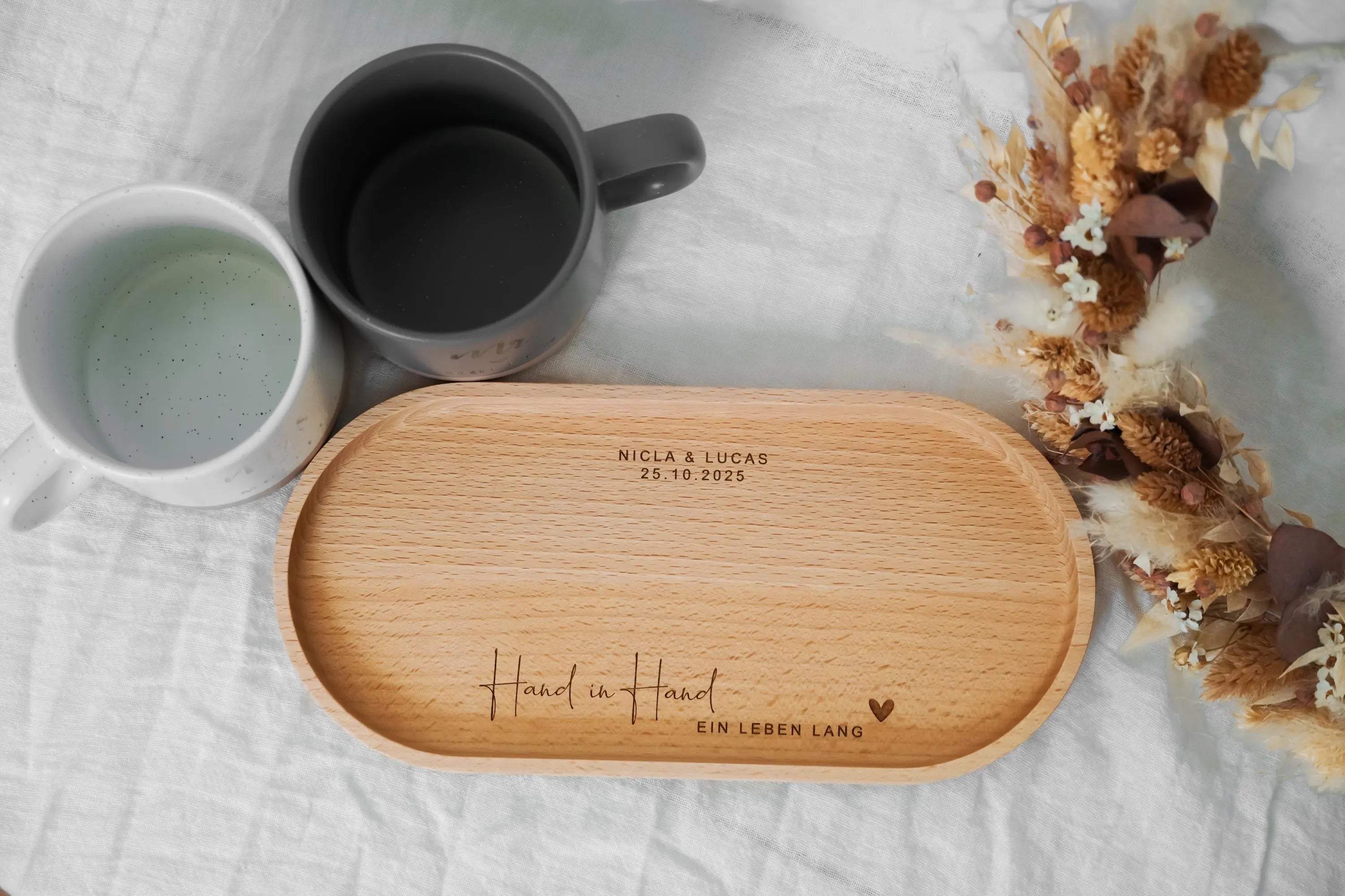 Mr. & Mrs. gravierte Tassen im Set mit Holztablett I personalisierbar