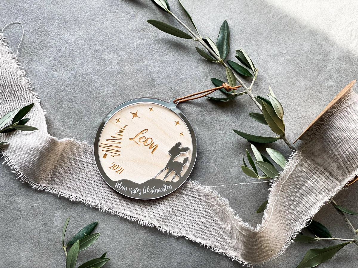 Personalisierte Weihnachtskugel Baby Mein erstes Weihnachten Rehkitz 3D – mit Name & Datum – Elefanten Holz