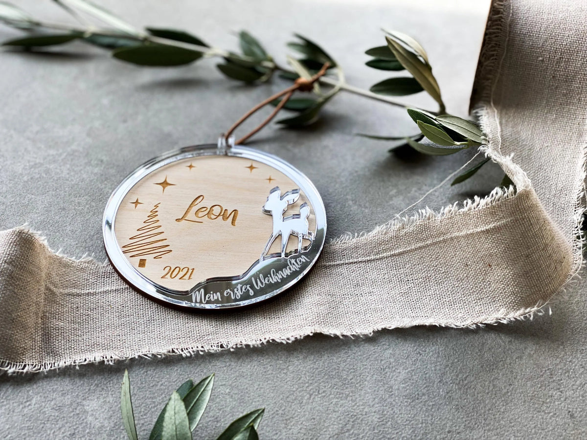 Personalisierte Weihnachtskugel Baby Mein erstes Weihnachten Rehkitz 3D – mit Name & Datum – Elefanten Holz