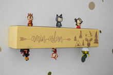 Laden Sie das Bild in den Galerie-Viewer, Holzbalken Regal Wandboard mit Kindername und Fuchs