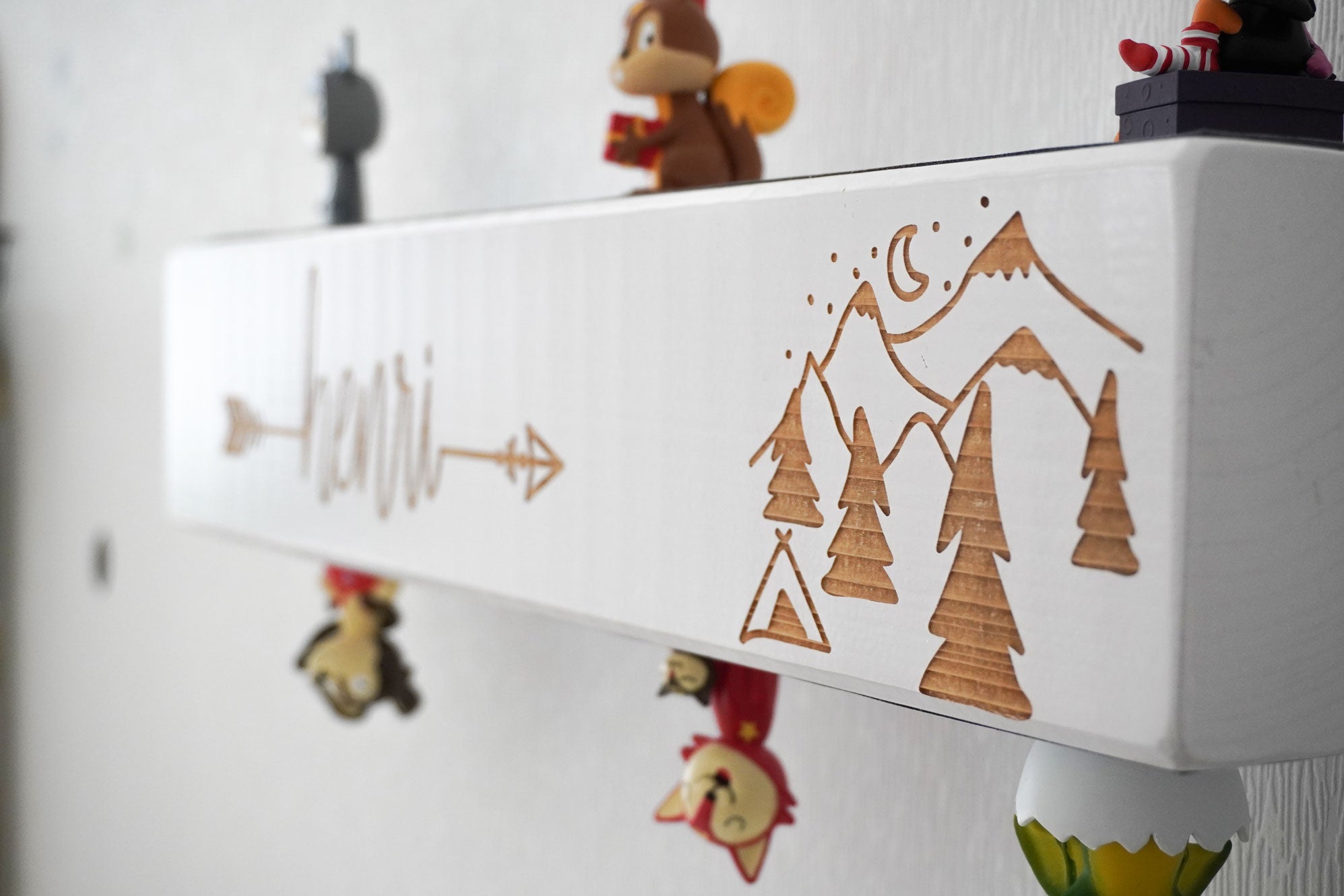 Holzbalken Regal Wandboard mit Kindername und Gebirge