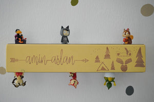 Holzbalken Regal Wandboard mit Kindername und Fuchs