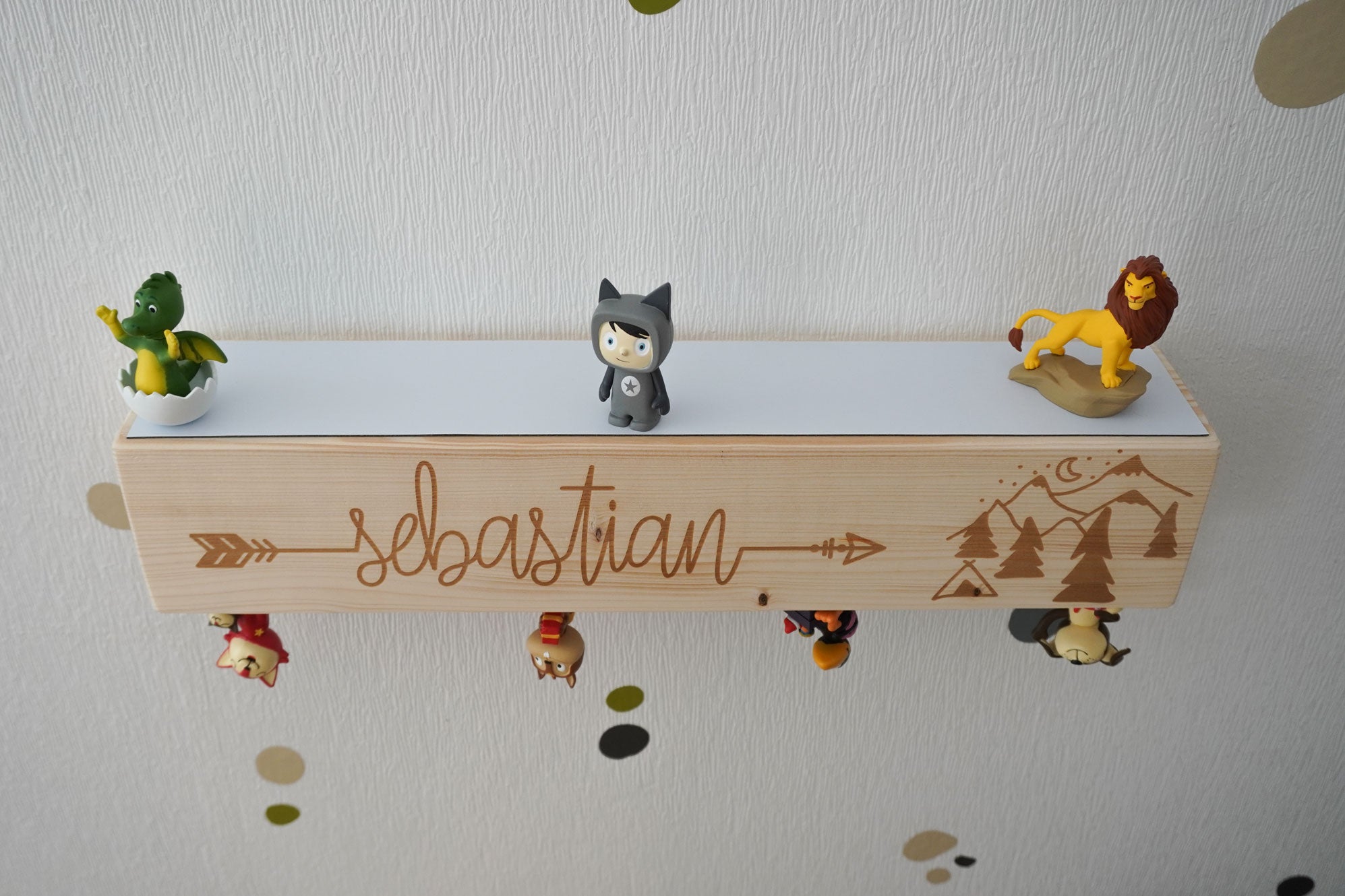 Holzbalken Regal Wandboard mit Kindername und Gebirge