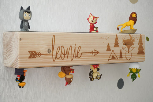 Holzbalken Regal Wandboard mit Kindername und Fuchs