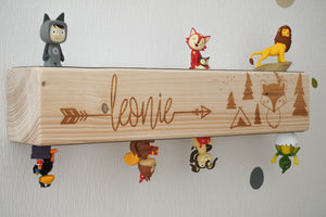 Holzbalken Regal Wandboard mit Kindername und Fuchs