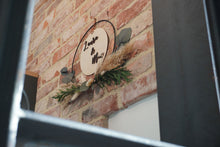 Laden Sie das Bild in den Galerie-Viewer, Trockenblumenring Mr. Green mit Holzschild