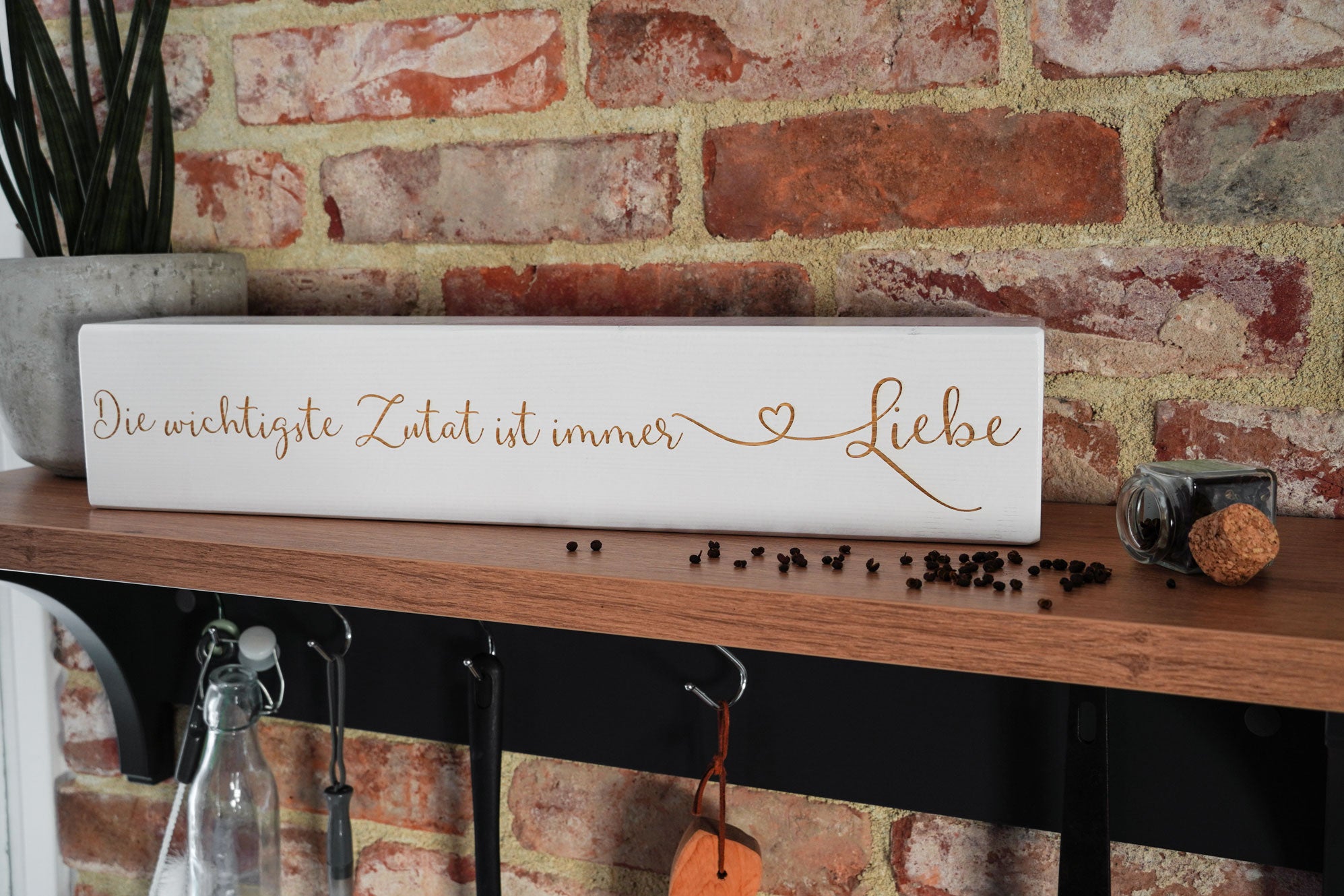 Holzbalken Regal Wandboard mit individuellem Schriftzug