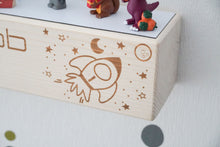 Laden Sie das Bild in den Galerie-Viewer, Holzbalken Regal Wandboard mit Kindername und Rakete