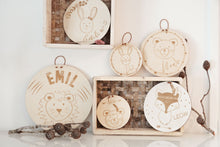 Laden Sie das Bild in den Galerie-Viewer, Holzschild Kindermotive Fuchs Bär Hase