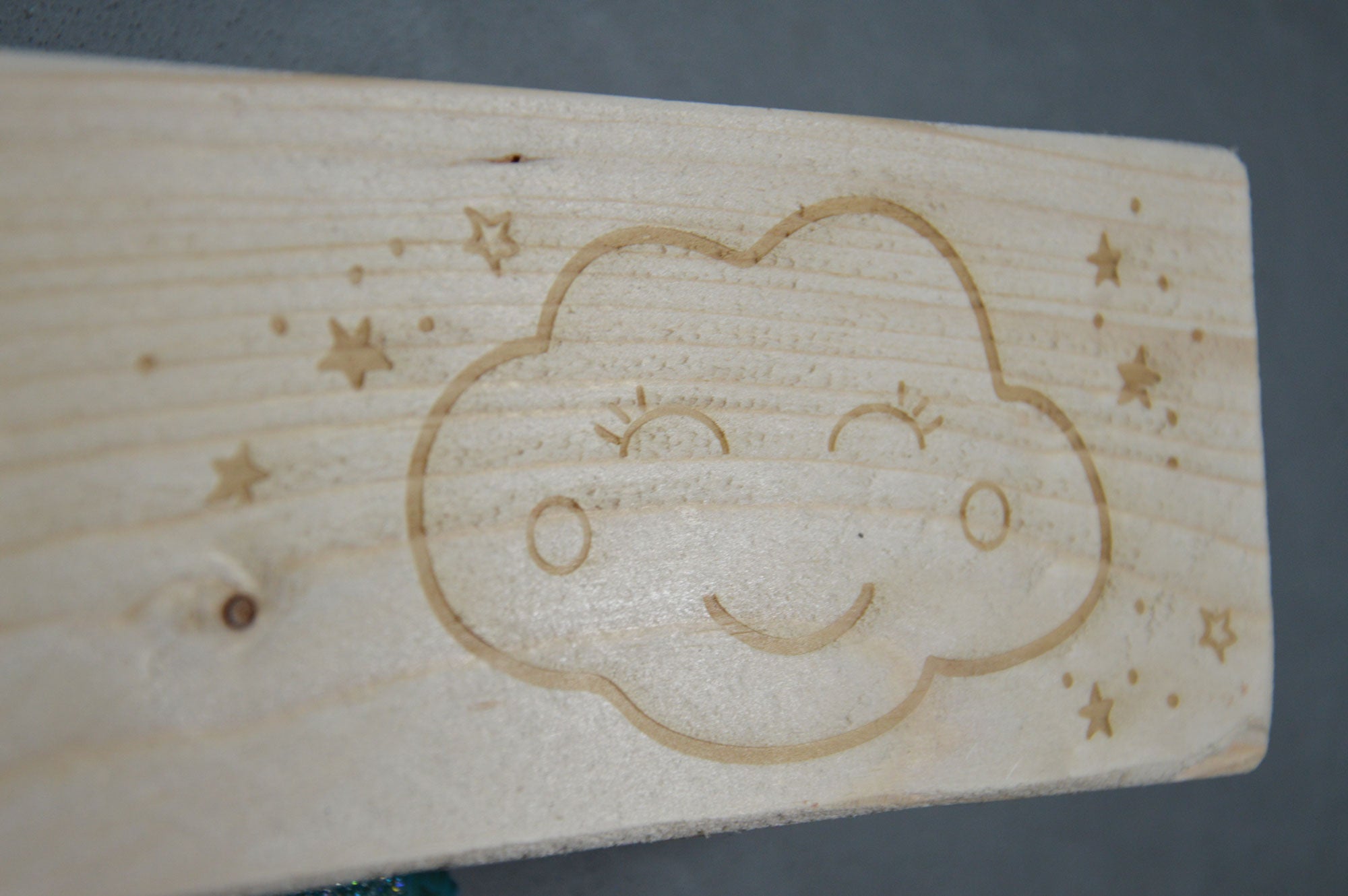 Holzbalken Regal Wandboard mit Kindername und Wolke