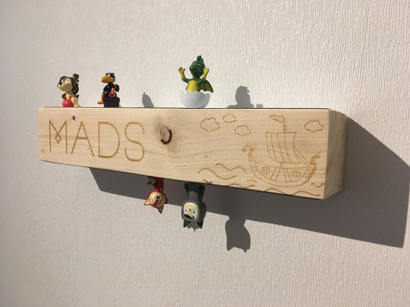 Holzbalken Regal Wandboard mit Kindername und Wikinger Schiff