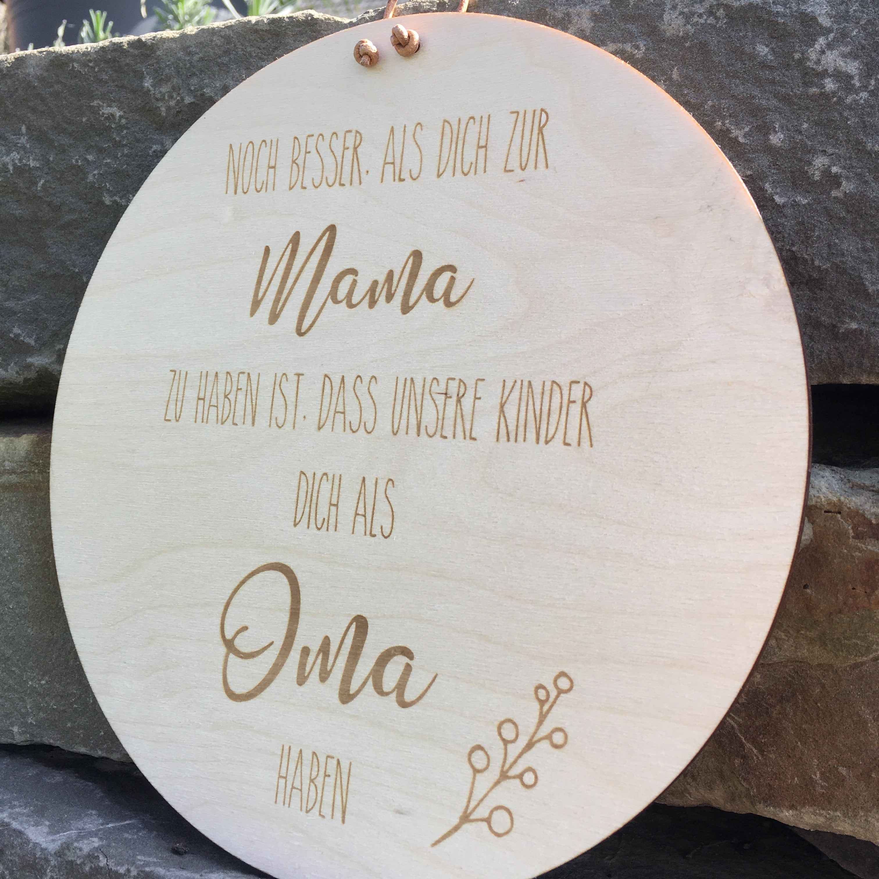 Holzschild "Noch besser, als dich zur Mama zu haben ist, dass unsere Kinder dich als Oma haben"