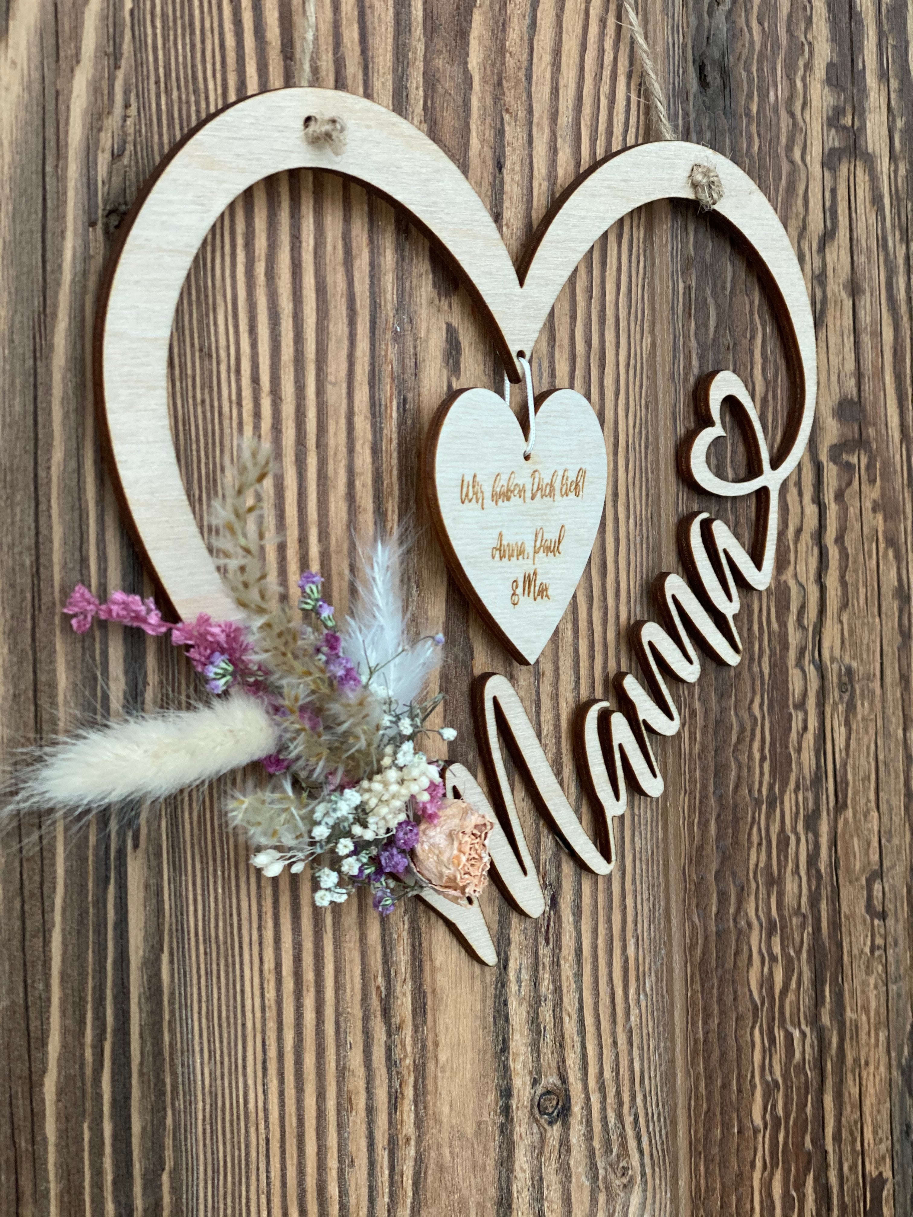 Holzherz "Mama" mit Trockenblumen personalisiertes Geschenk zum Muttertag