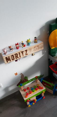 Holzbalken Regal Wandboard mit Kindername und Löwe