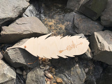 Laden Sie das Bild in den Galerie-Viewer, Holzfeder mit Name